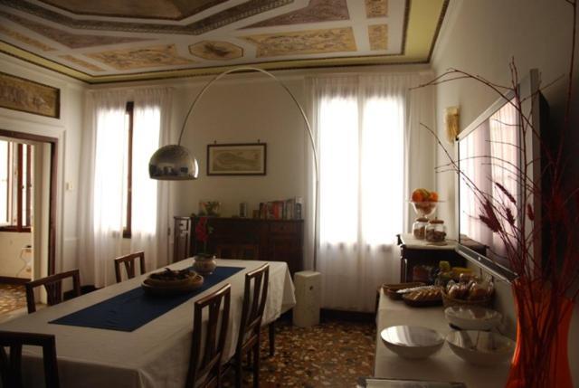 B&B Al Teatro With Canal View Venice Exterior photo