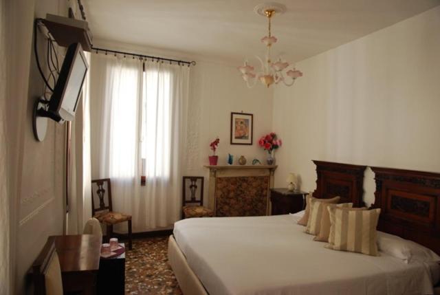 B&B Al Teatro With Canal View Venice Exterior photo
